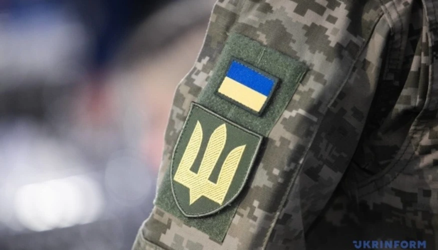 Ілюстративне фото військового на тлі карти Новокостянтинівки (Перше Травня)