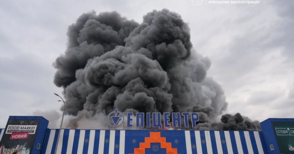 Запоріжжя: пожежа на «Епіцентрі» триває після ранкового удару