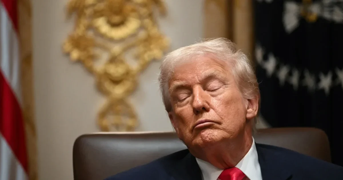 Дональд Трамп спілкується з журналістами на злітній смузі під час поїздки до Техасу