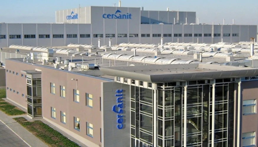 Завод Cersanit Invest у Звягелі, пошкоджений внаслідок нічної атаки 12 вересня
