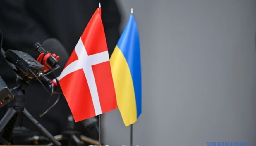 Державний прапор Данії поряд із силуетом зенітної ракетної установки