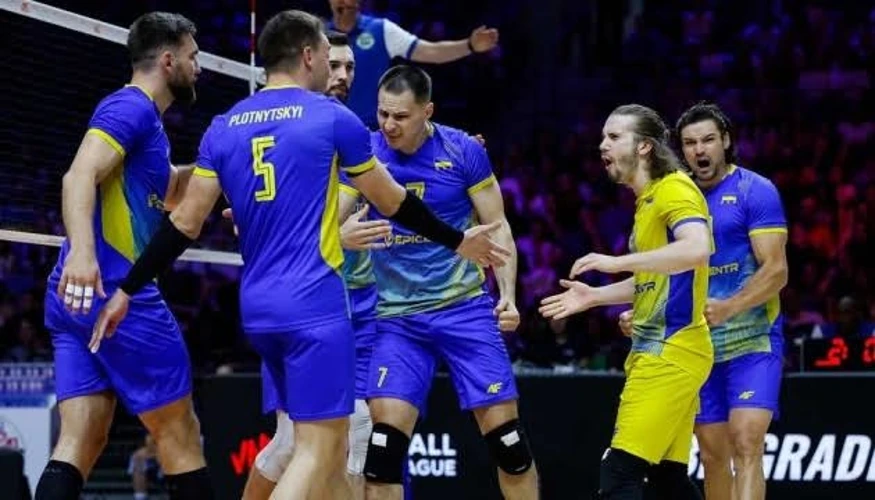 Збірна України з волейболу святкує перемогу над Ізраїлем