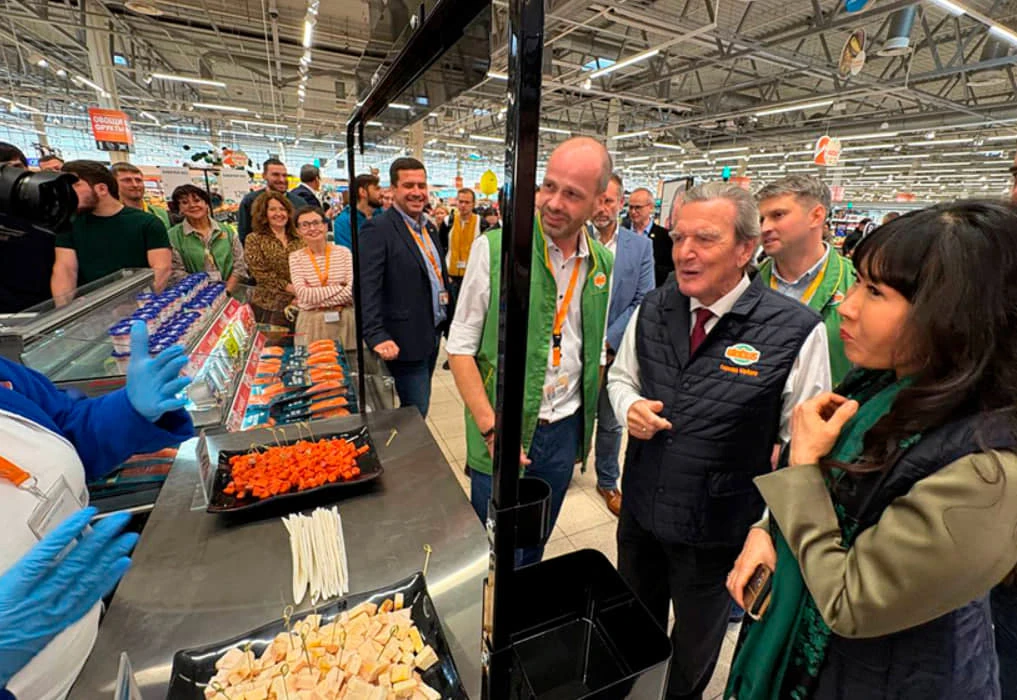Герхард Шредер виступає перед працівниками гіпермаркету «Гіперглобус» у Москві