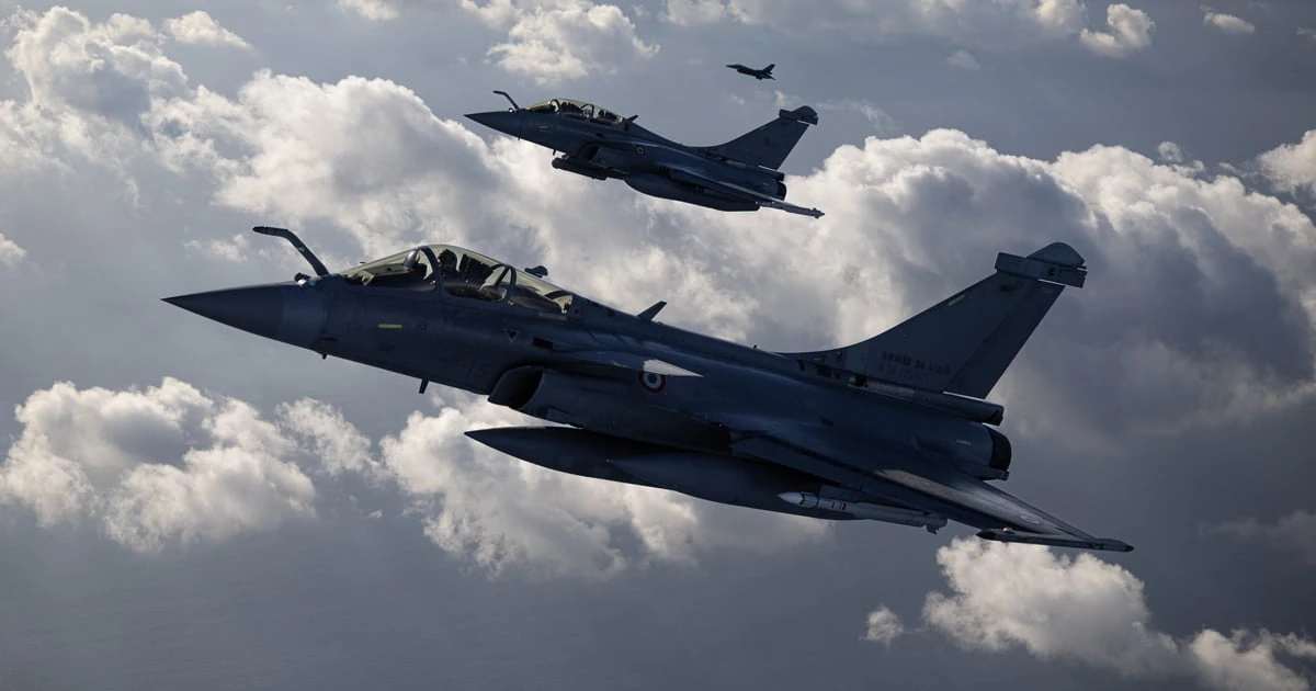 Ілюстративне фото двох винищувачів Rafale ВПС Франції під час навчань Volfa 2025, вересень 2025 року (ALAIN JOCARD/AFP via